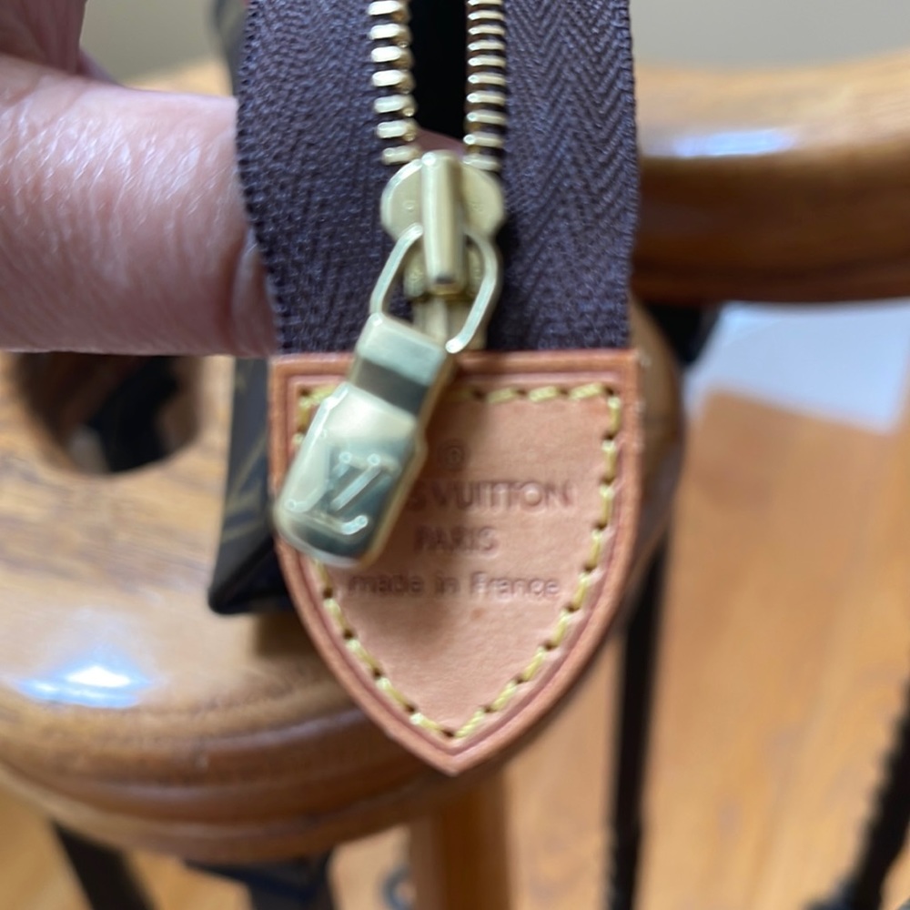 Louis Vuitton cosmetics/Toiletries bag with No strap 100% Authentic - Picture 4 of 14